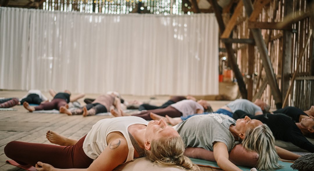 yinyoga yoga yoga retreat öland med yoga with a silver lining